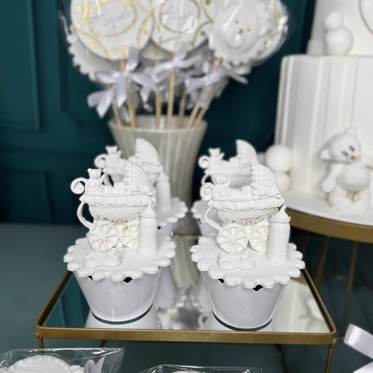 Bolo de batizado branco com lírios e vasos de flores