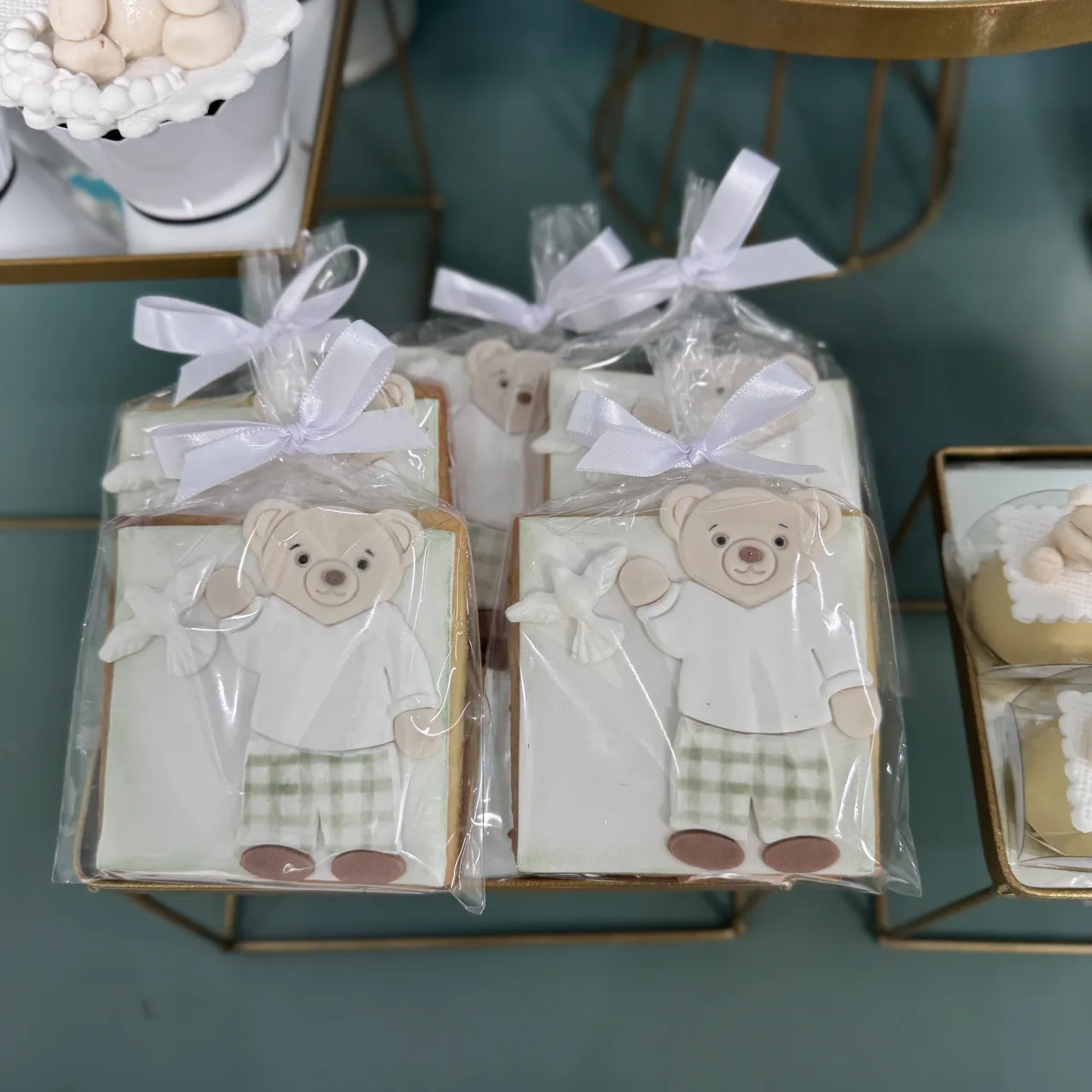 Doces finos de batizado com laços e pombinhas