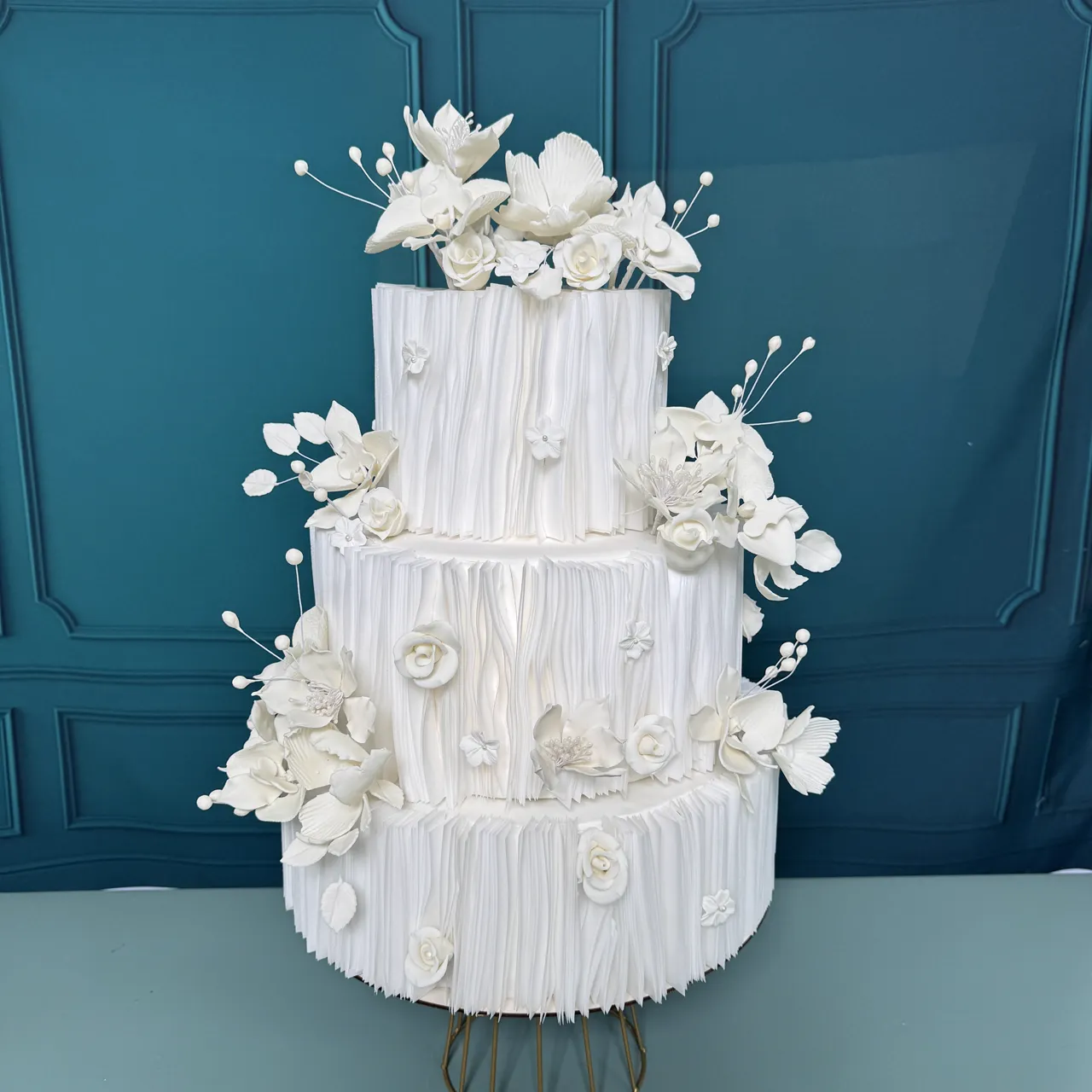 Bolo de casamento branco com babados e flores