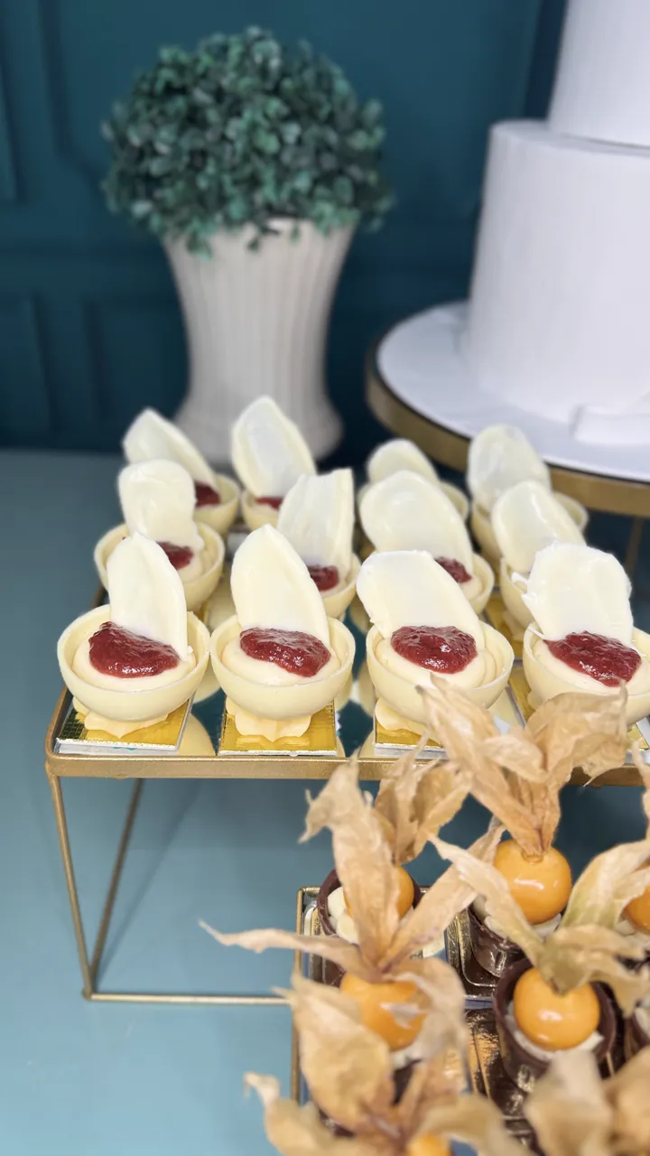 Doces finos de casamento com cobertura vermelha