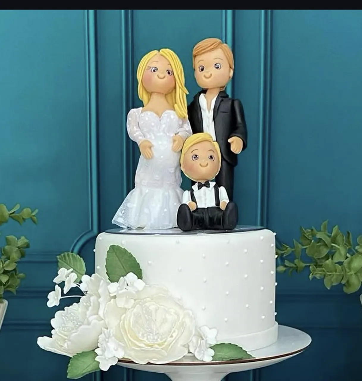Bolo de casamento com topo de noivos