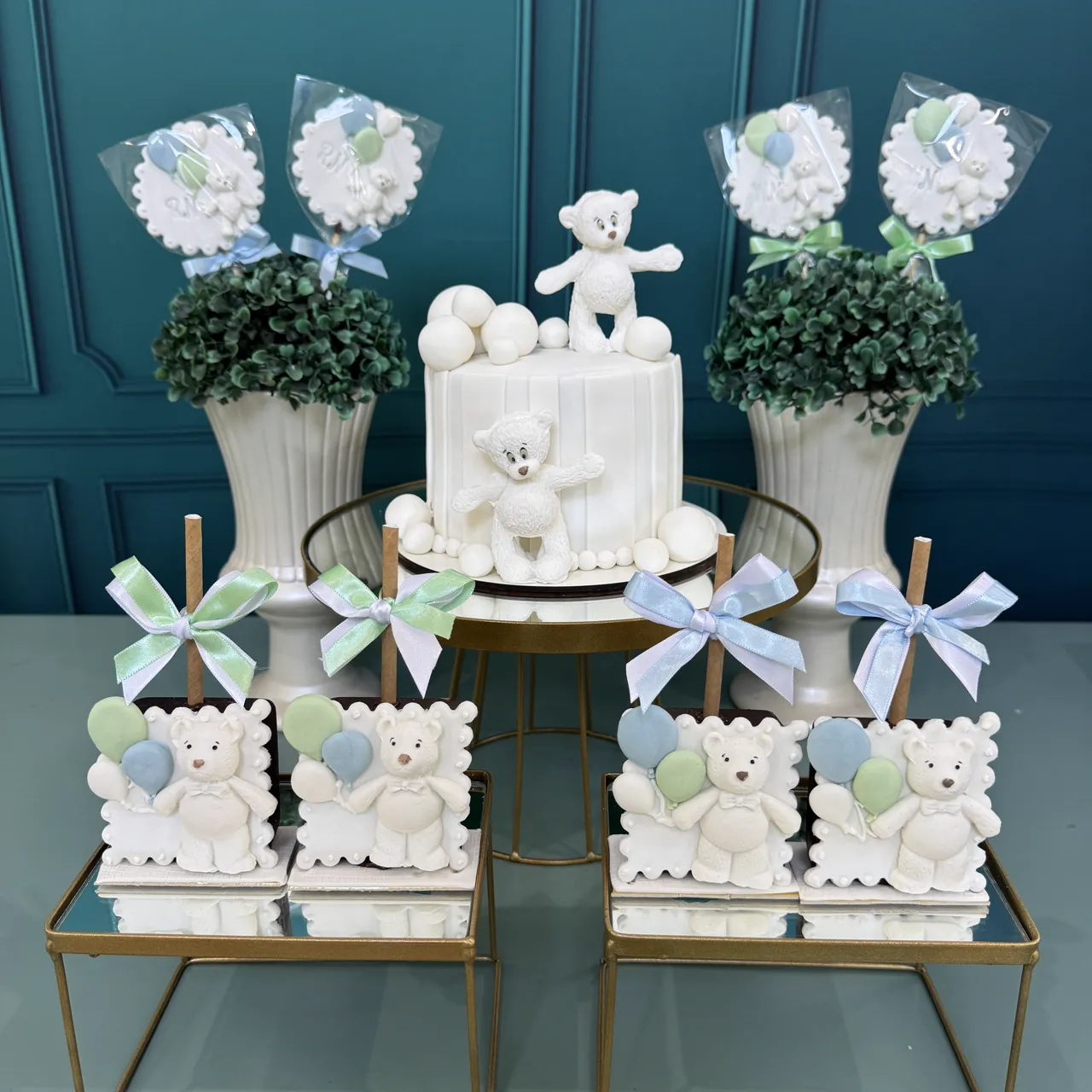 Mesa de chá revelação com ursinho e doces em azul