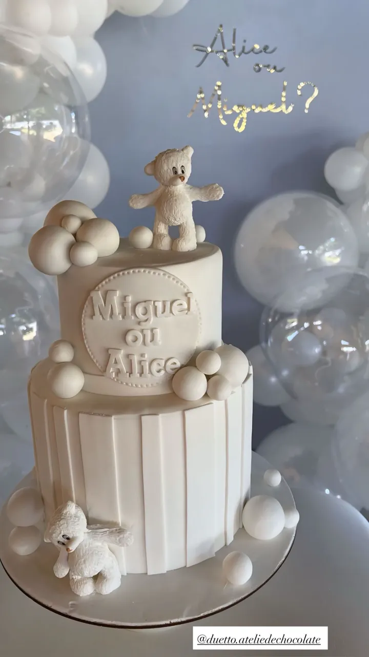 Bolo de chá revelação branco com balões